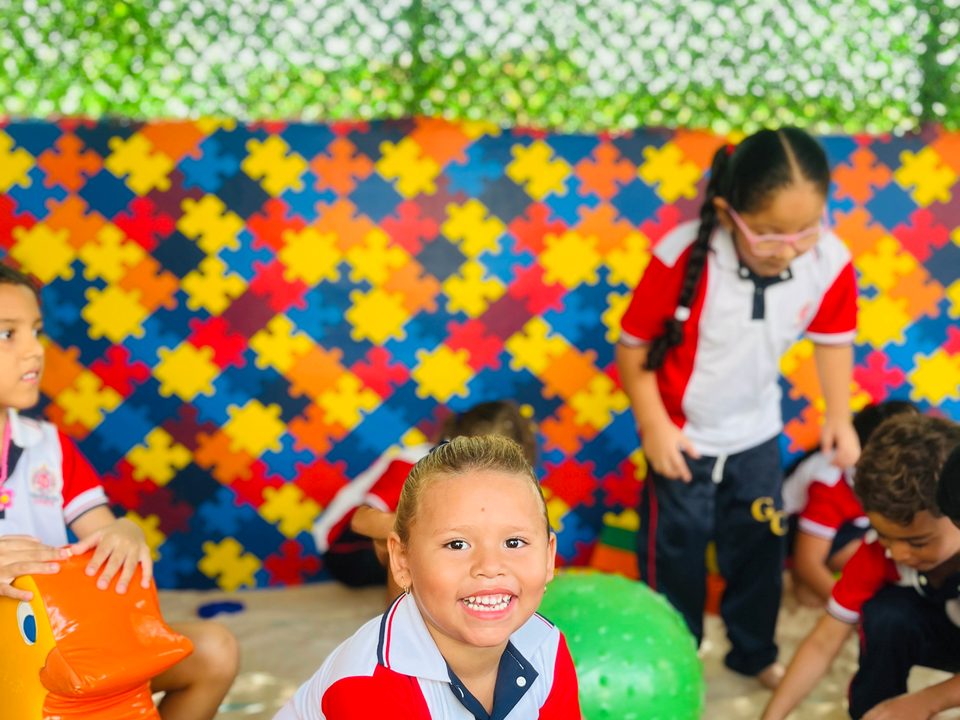 Niño de preescolar jugando en el colegio