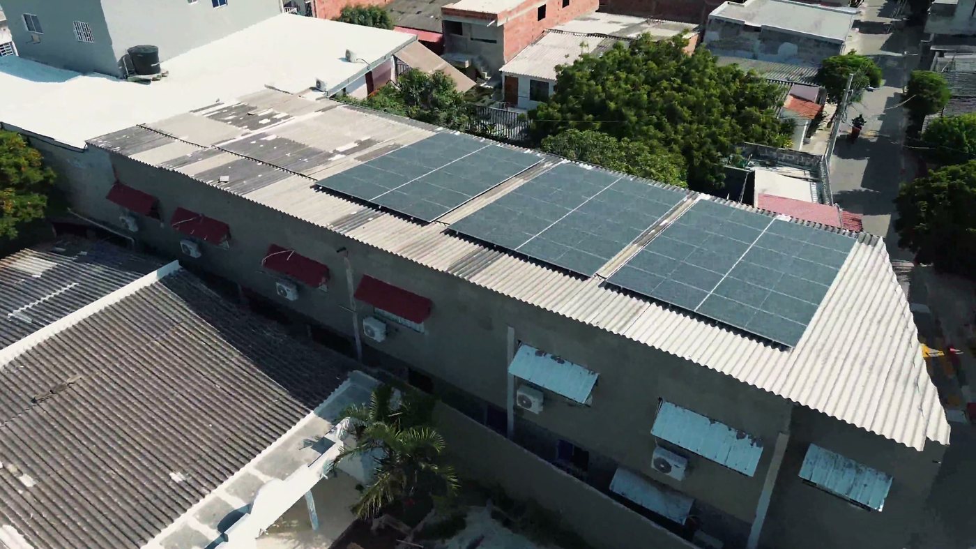 Paneles solares instalados en los techos del Gimnasio Campestre, Puerto Colombia