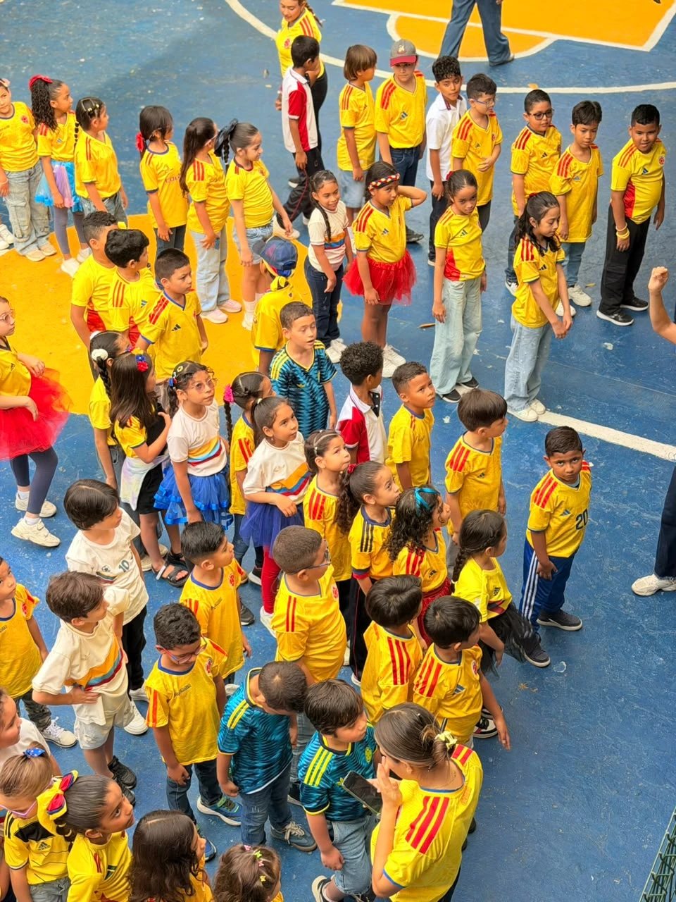 Estudiantes del Gimnasio Campestre reunidos en la cancha del colegio con camisetas de la Selección Colombia